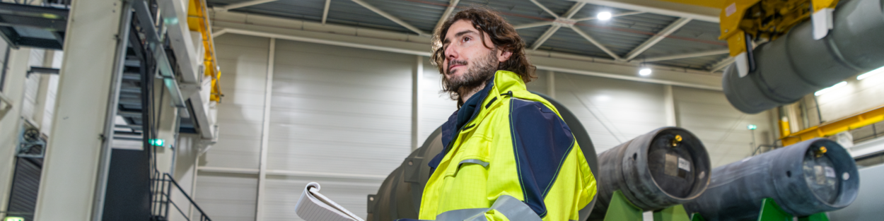 ANVS-inspecteur bekijkt een hal van nucleaire installatie Urenco.