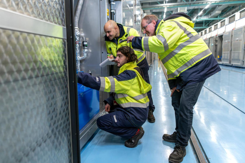 3 ANVS-inspecteurs voeren een inspectie uit in een hal van Urenco.